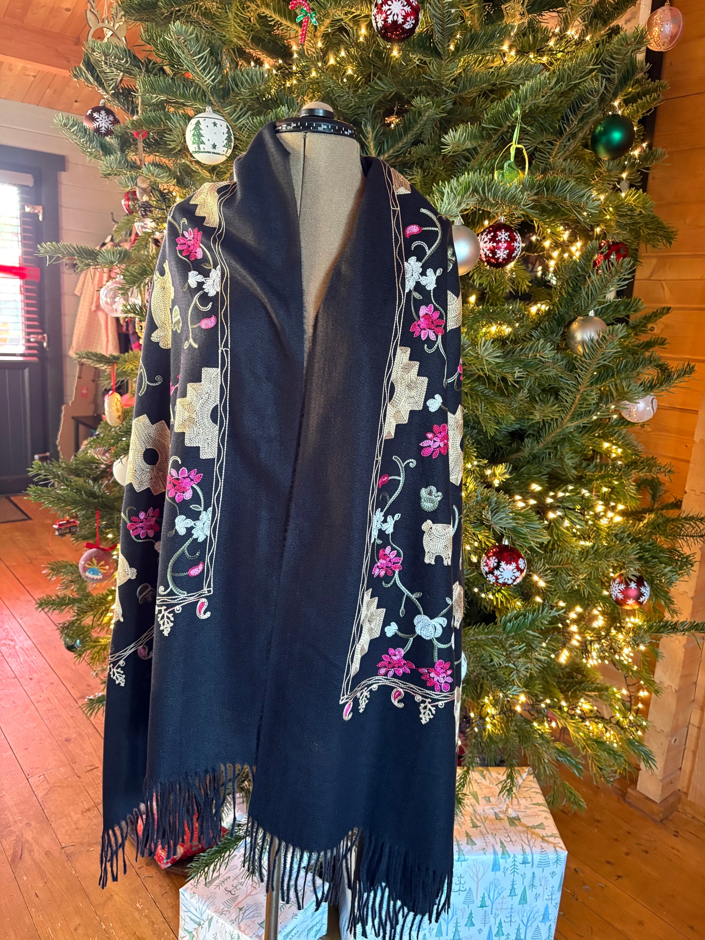 Cosy embroidered Wrap/Scarf